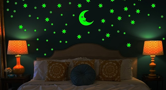 луна и звезды в спальне из флюоресцентной краски