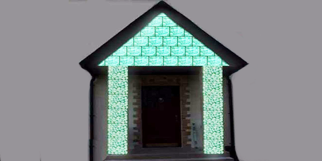 флуоресцентная краска на фасаде дома