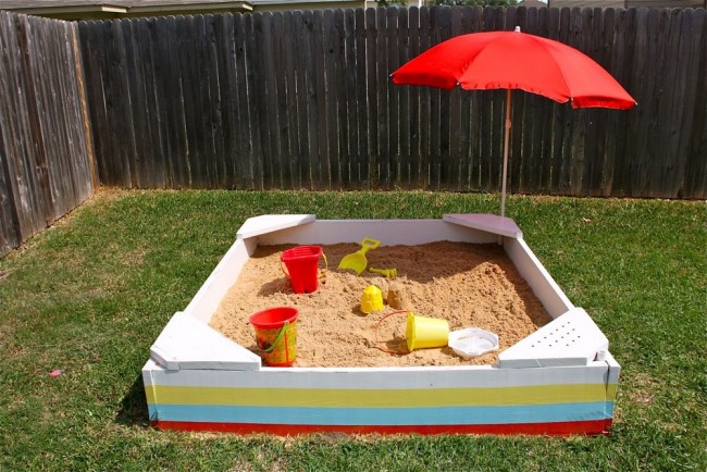 Как сделать красочную детскую песочницу с зонтиком от солнца